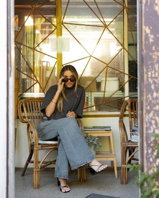 Někde mezi sluncem 🌤️ a stínem a s tou správnou dávkou #VogueVibe. 😎 Sluneční brýle Prada dodávají celému, jinak...