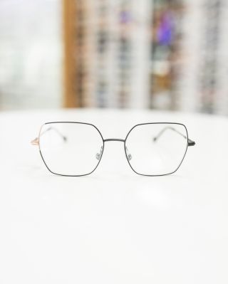 Elegance má nové jméno: Carolina Abram. 🇫🇷✨ Kolekce dioptrických i slunečních brýlí 👓 je oslavou ženskosti 🌸 a...