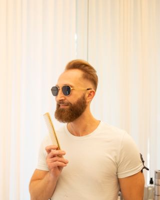 Jeho ruce 👐 tvoří styl. Jeho pohled 👁️ ho definuje. Pro kadeřníka, který je sám ikonou vkusu 👑, je každá volba odrazem...